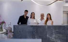 Die Gastgeberfamilie mit Grigorios und seiner Tochter und Architektin des Hauses Katharina